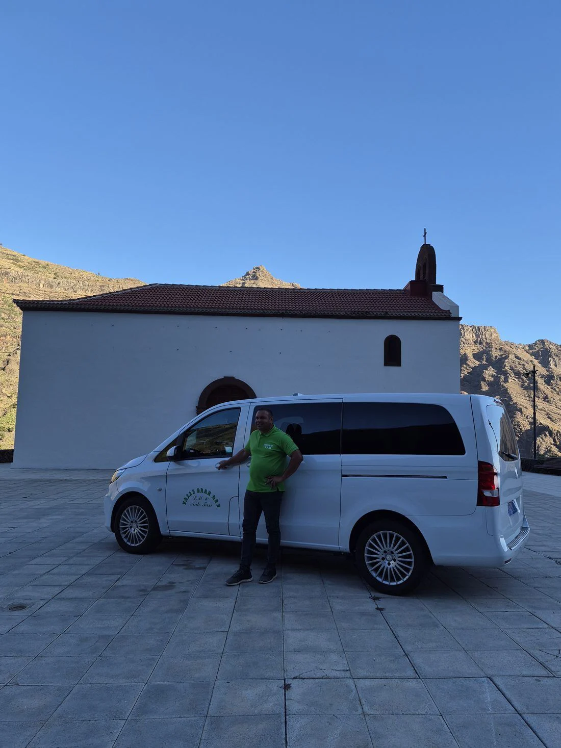 Fernando con el taxi de 8 plazas en Valle Gran Rey