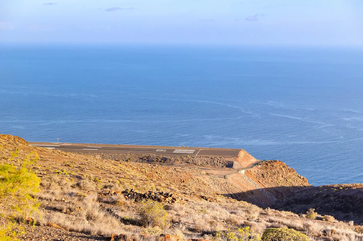 Pista del aeropuerto de La Gomera sobre el mar, en Playa Santiago