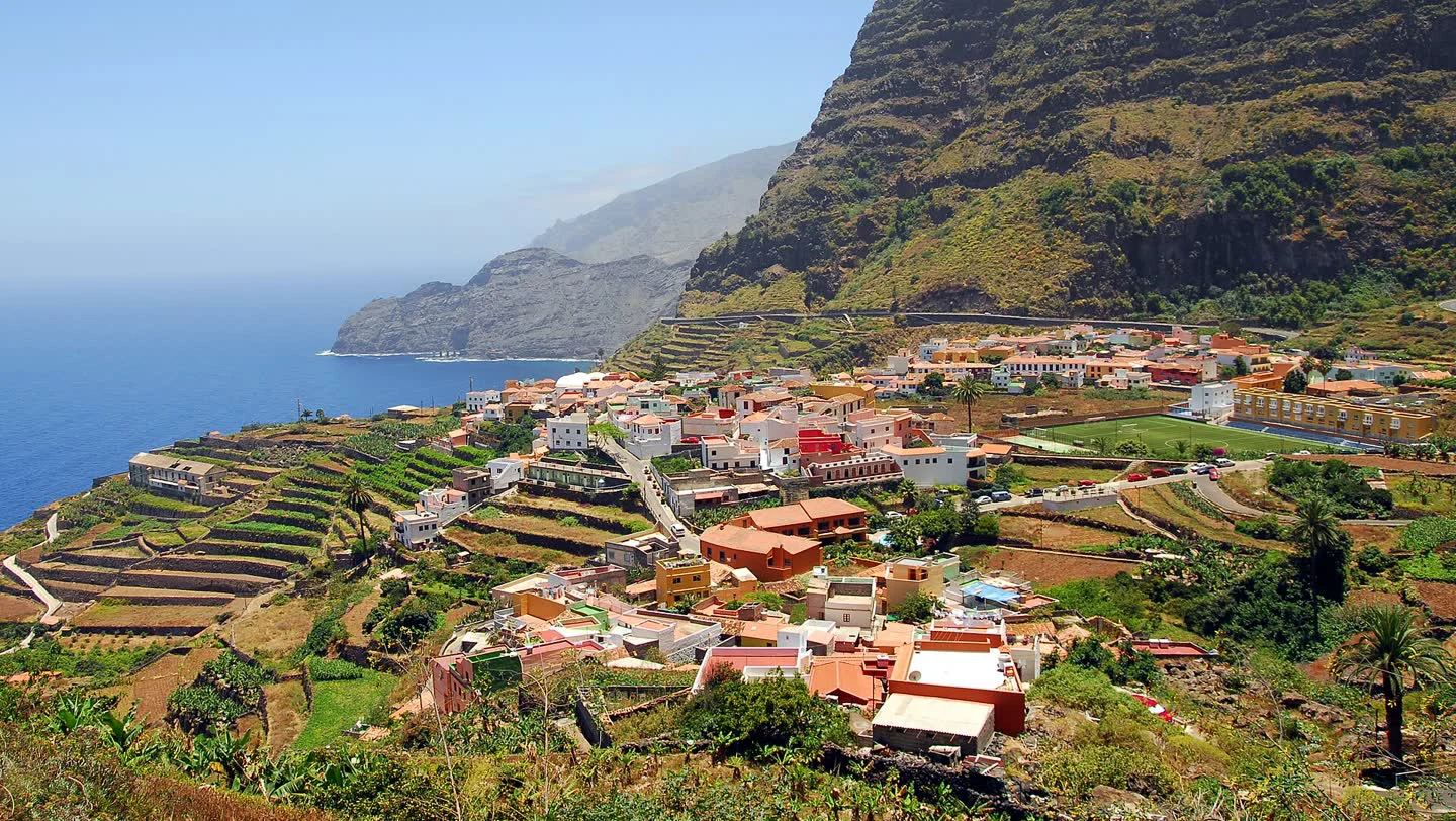 Agulo y sus bancales junto al mar, en el norte de La Gomera