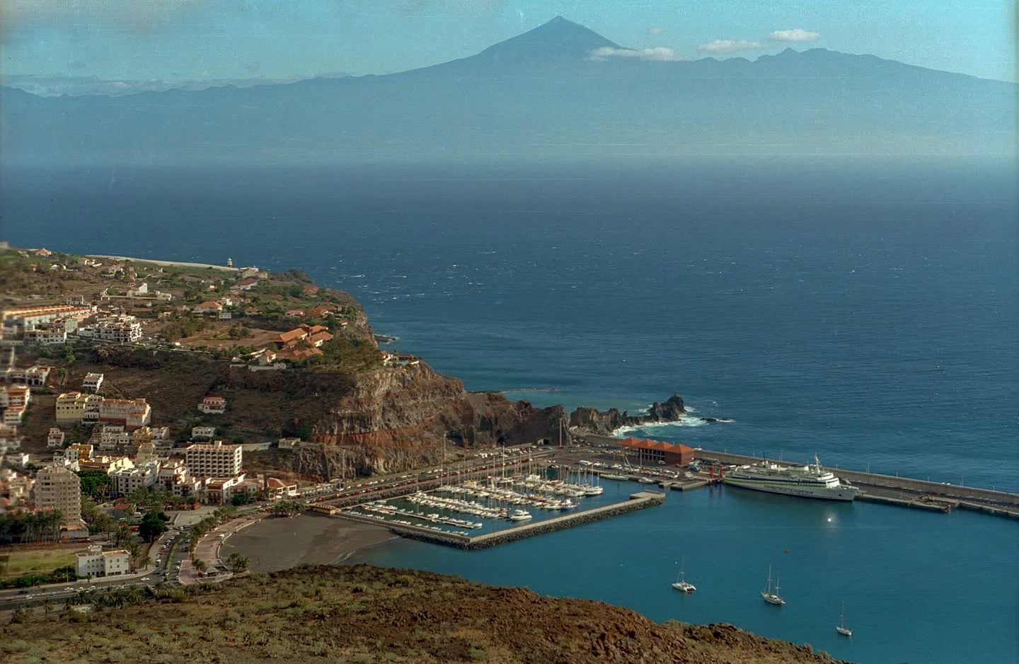 Puerto de San Sebastián de La Gomera con el ferry y el Teide al fondo